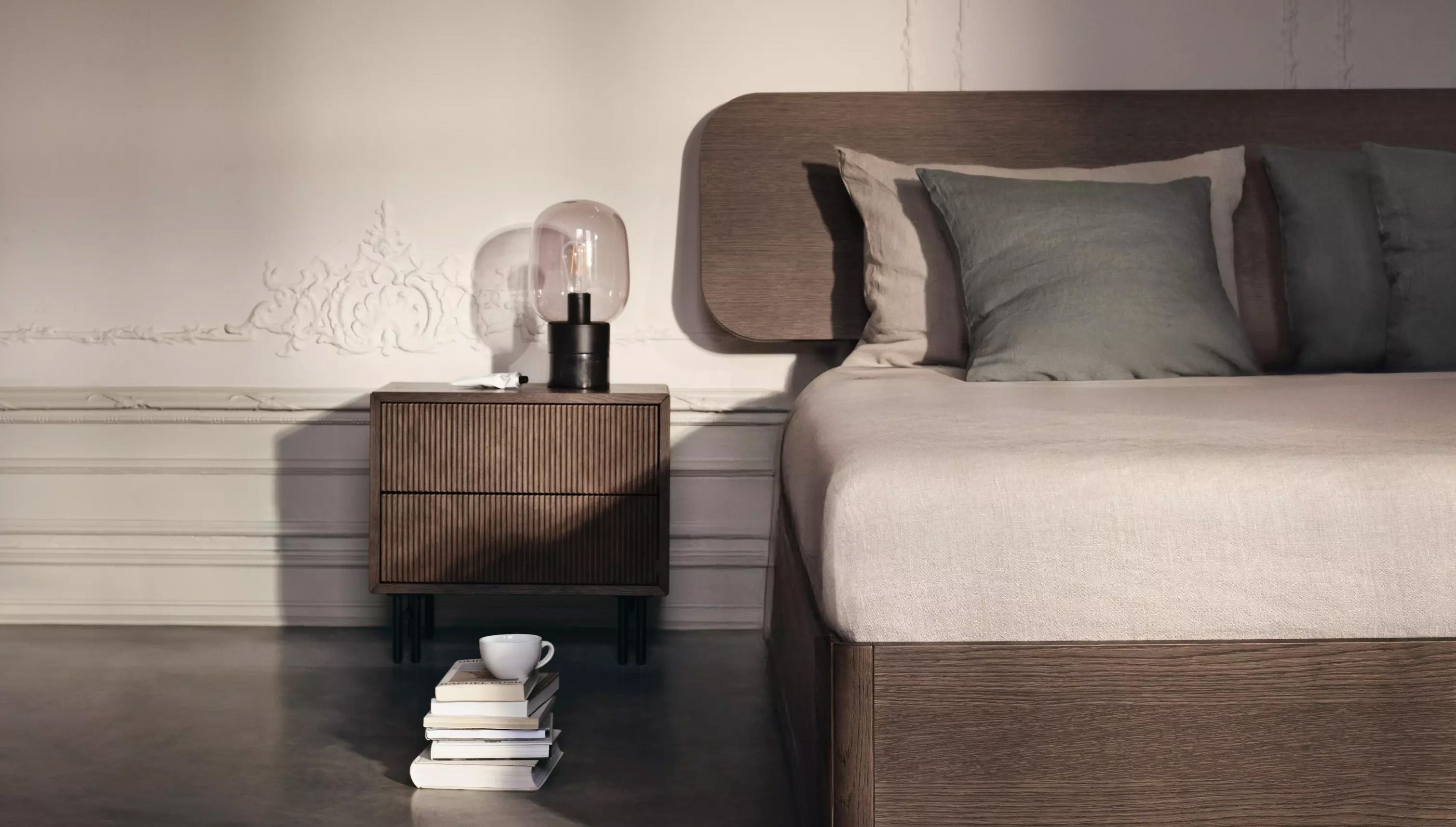 Кровать Element с настенным изголовьем  -  Под заказ в интерьере