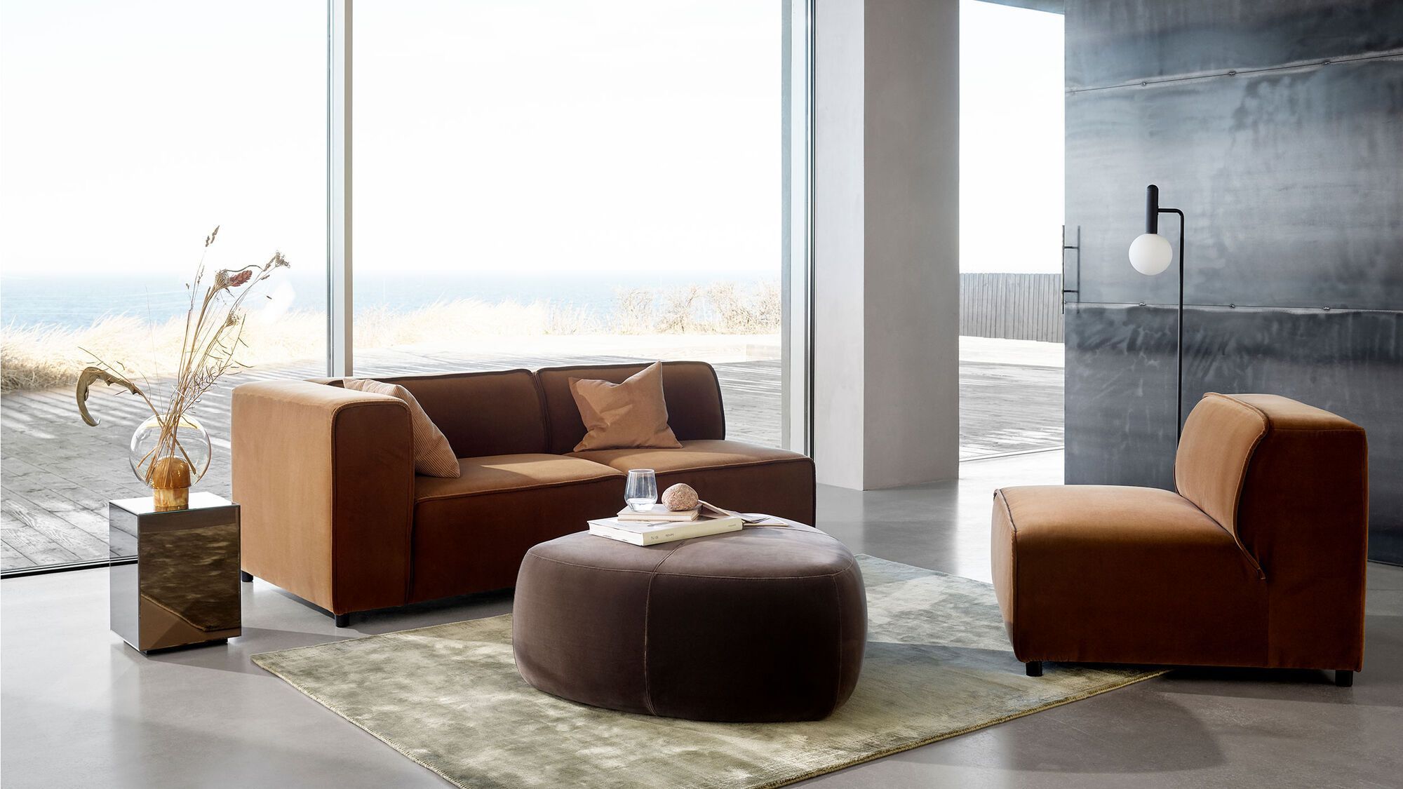 Диван с козеткой Carmo -  Под заказ в интерьере