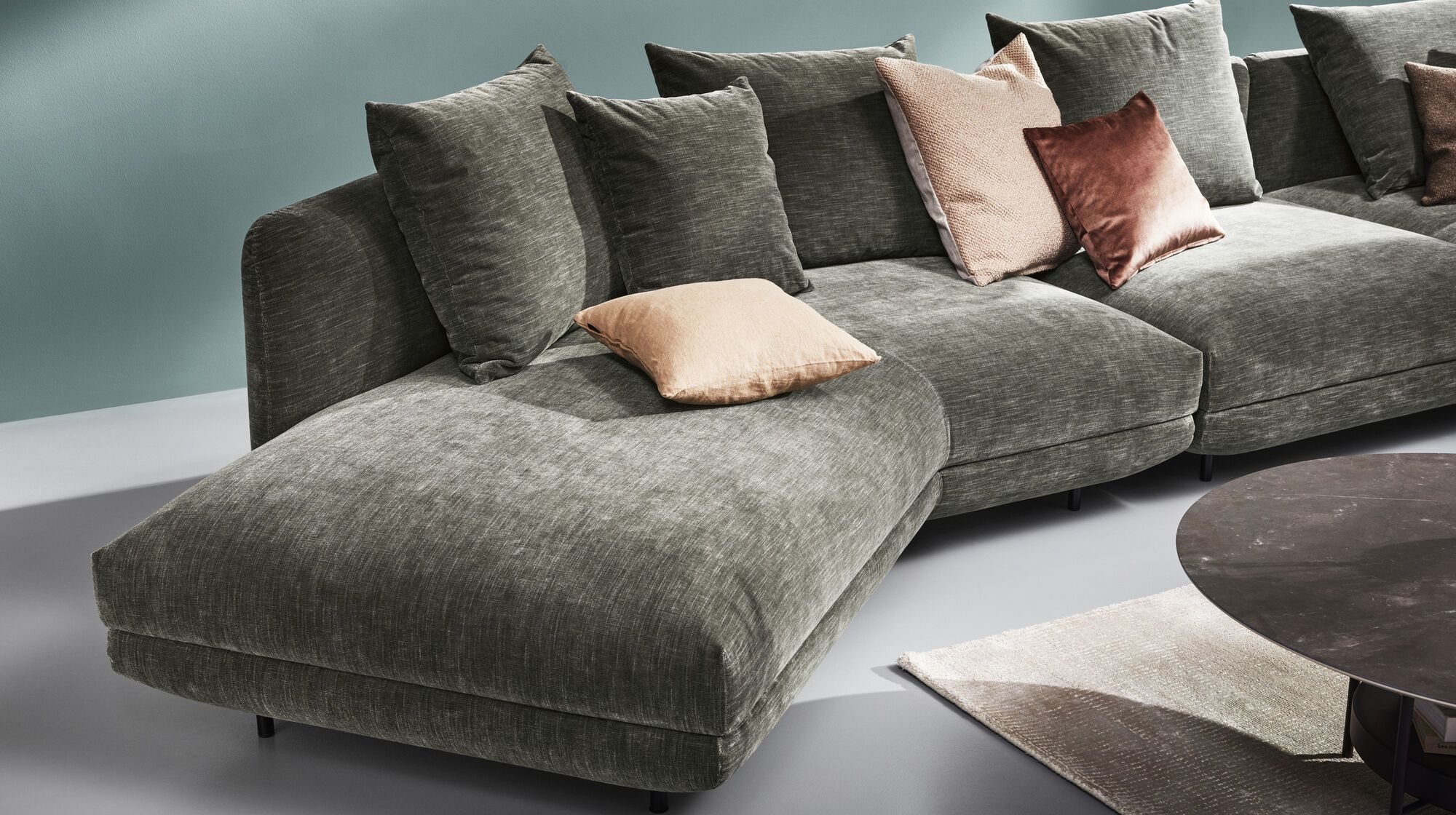 Подушка Salamanca - Tuscany коричневого цвета 3202 -  Под заказ в интерьере