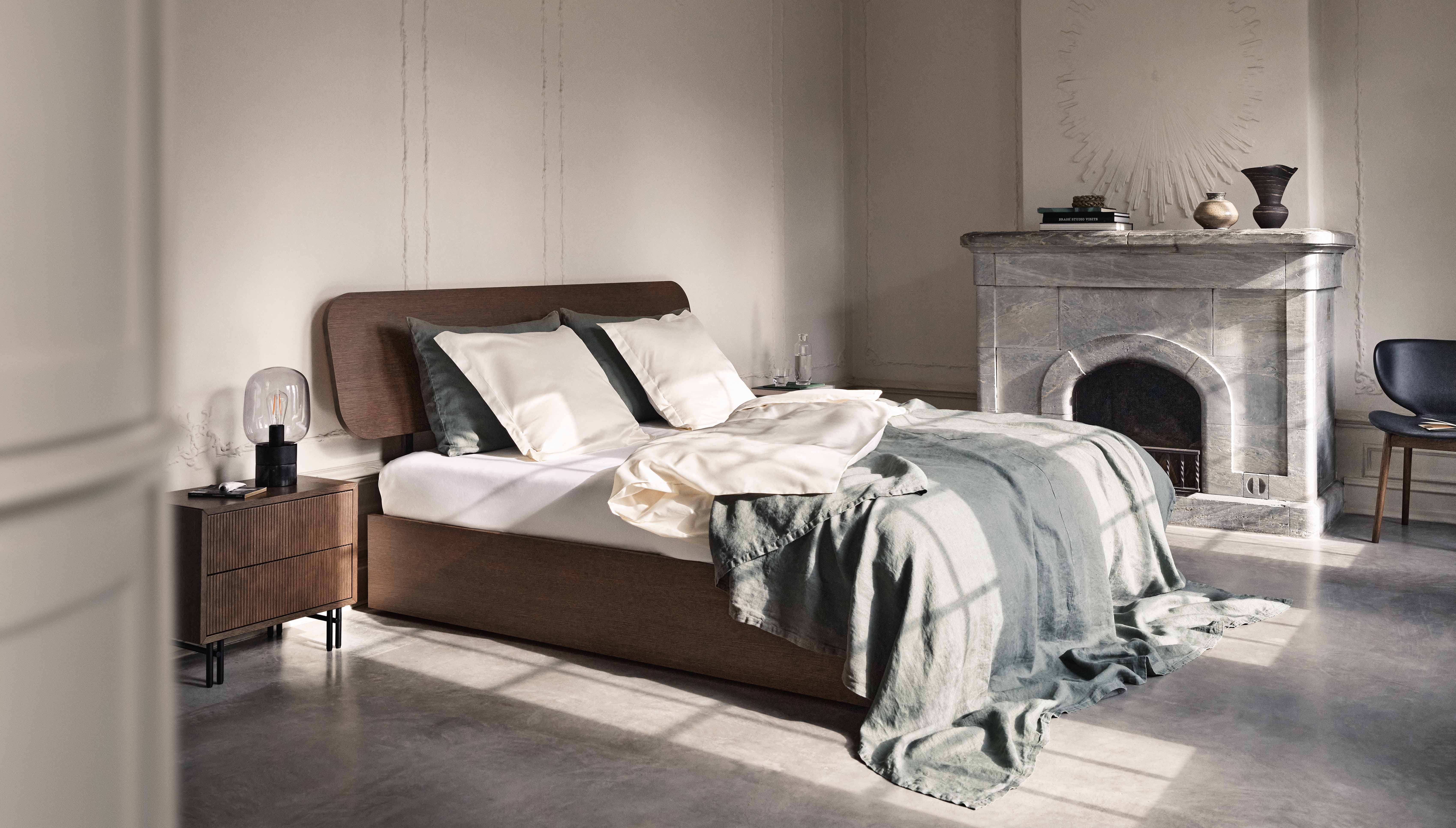 Кровать Element с установленным изголовьем -  Под заказ в интерьере