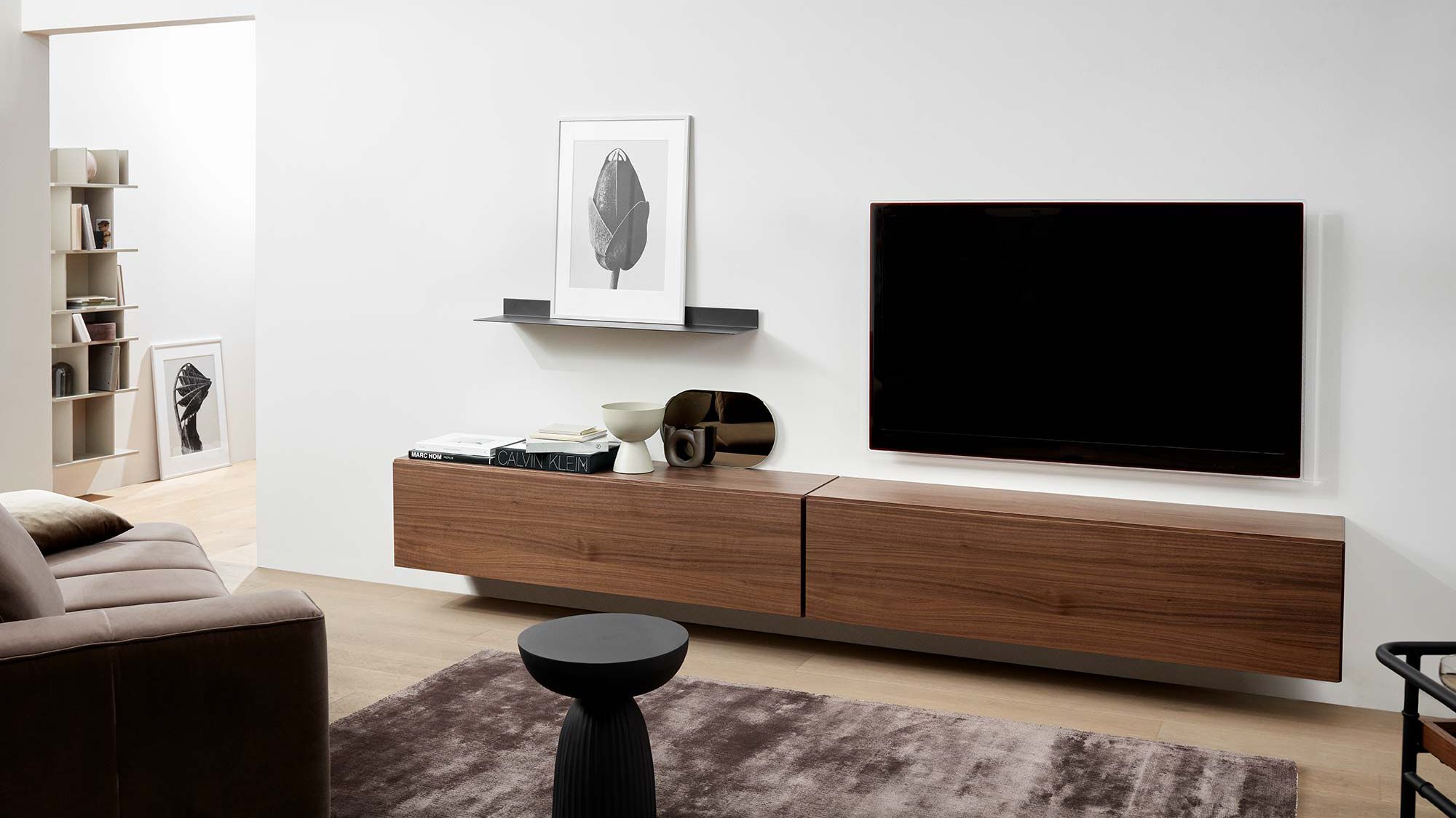 Настенный шкаф Lugano с откидной дверцей -  Под заказ в интерьере