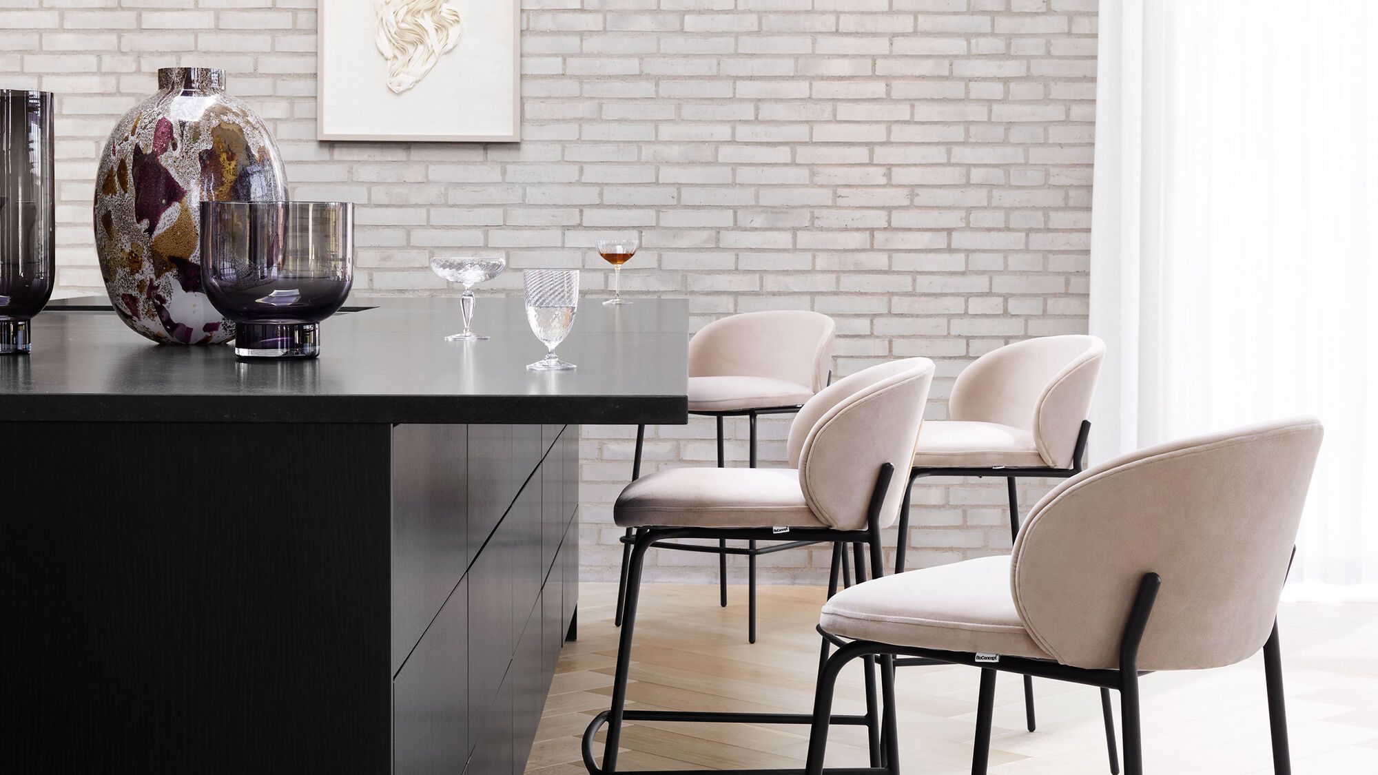 Подушка Velvet -  Под заказ в интерьере