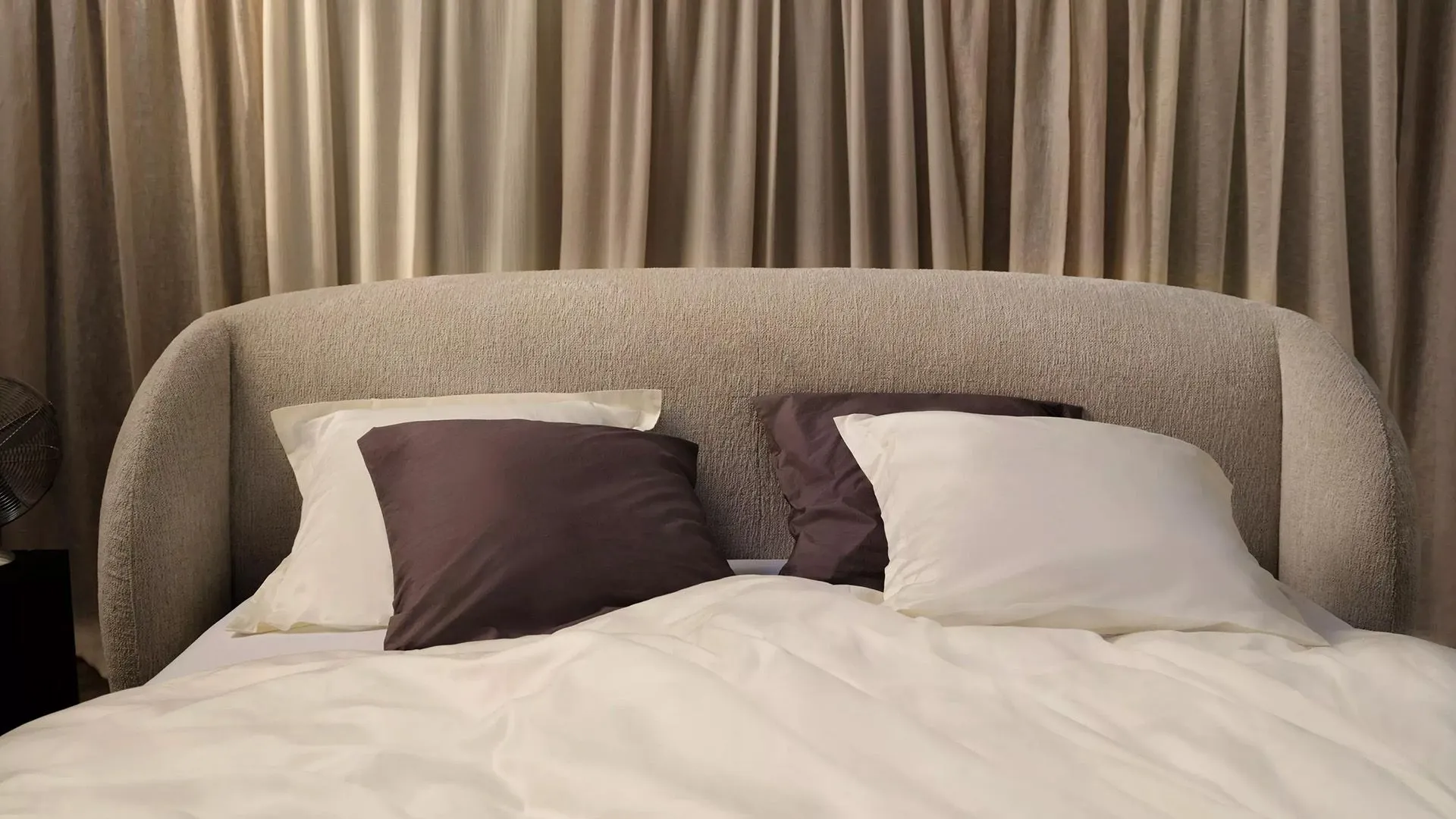 Кровать Bolzano - Frisco 2070 Бежевая ткань  -  Под заказ в интерьере