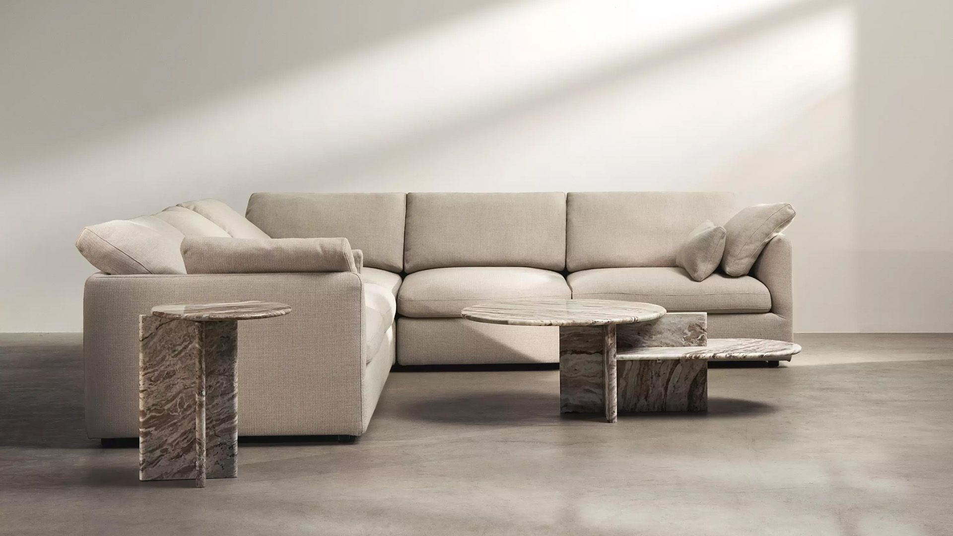 Угловой диван Milano - Frisco 2057 Ткань цвета кэмел с функцией акваклин  -  Под заказ в интерьере