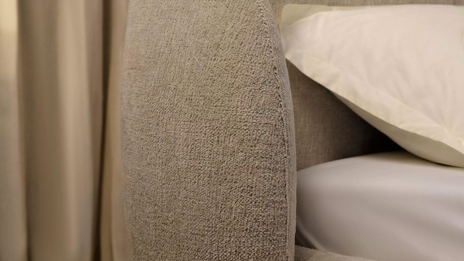 Кровать Bolzano -  Ravello 3225 Ткань  темно-синего цвета -  Под заказ в интерьере