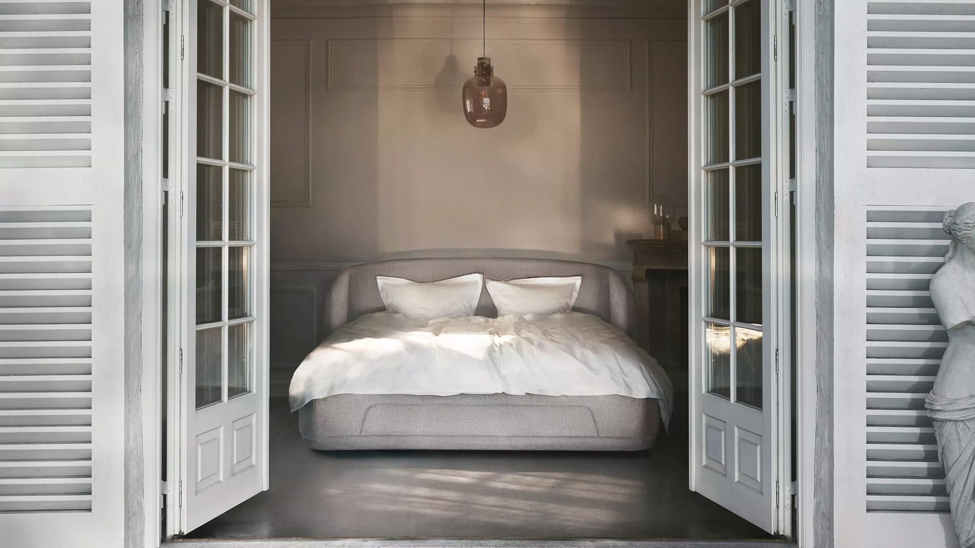 Кровать Bolzano -  Ravello 3225 Ткань  темно-синего цвета -  Под заказ в интерьере