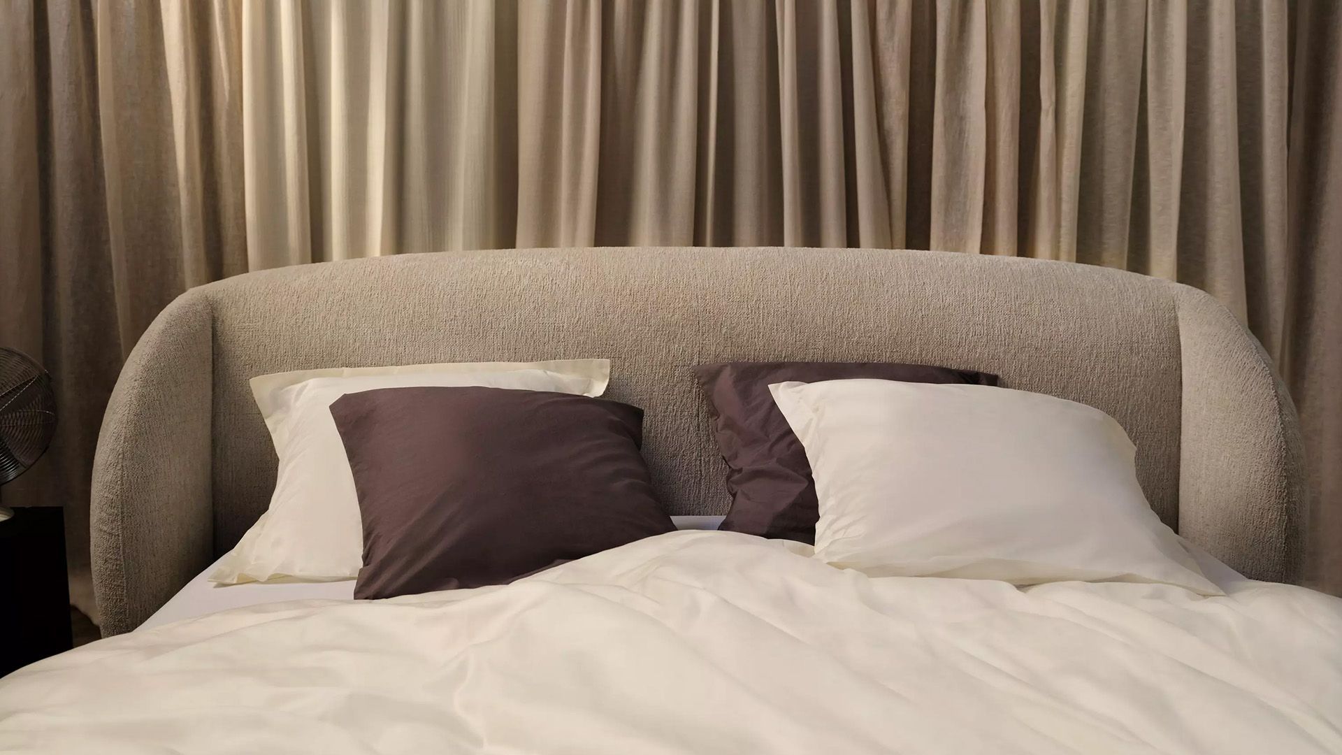 Кровать Bolzano -  Ravello 3225 Ткань  темно-синего цвета -  Под заказ в интерьере