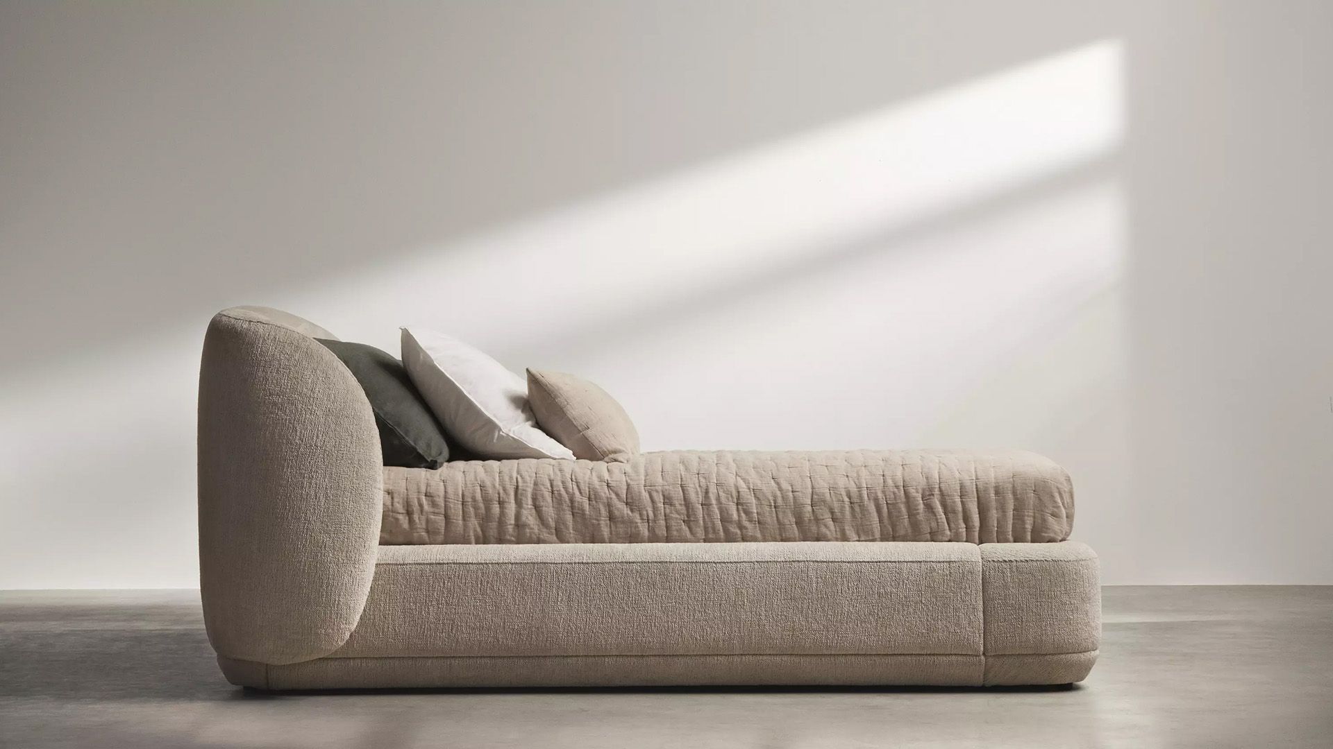 Кровать Bolzano -  Ravello 3225 Ткань  темно-синего цвета -  Под заказ в интерьере