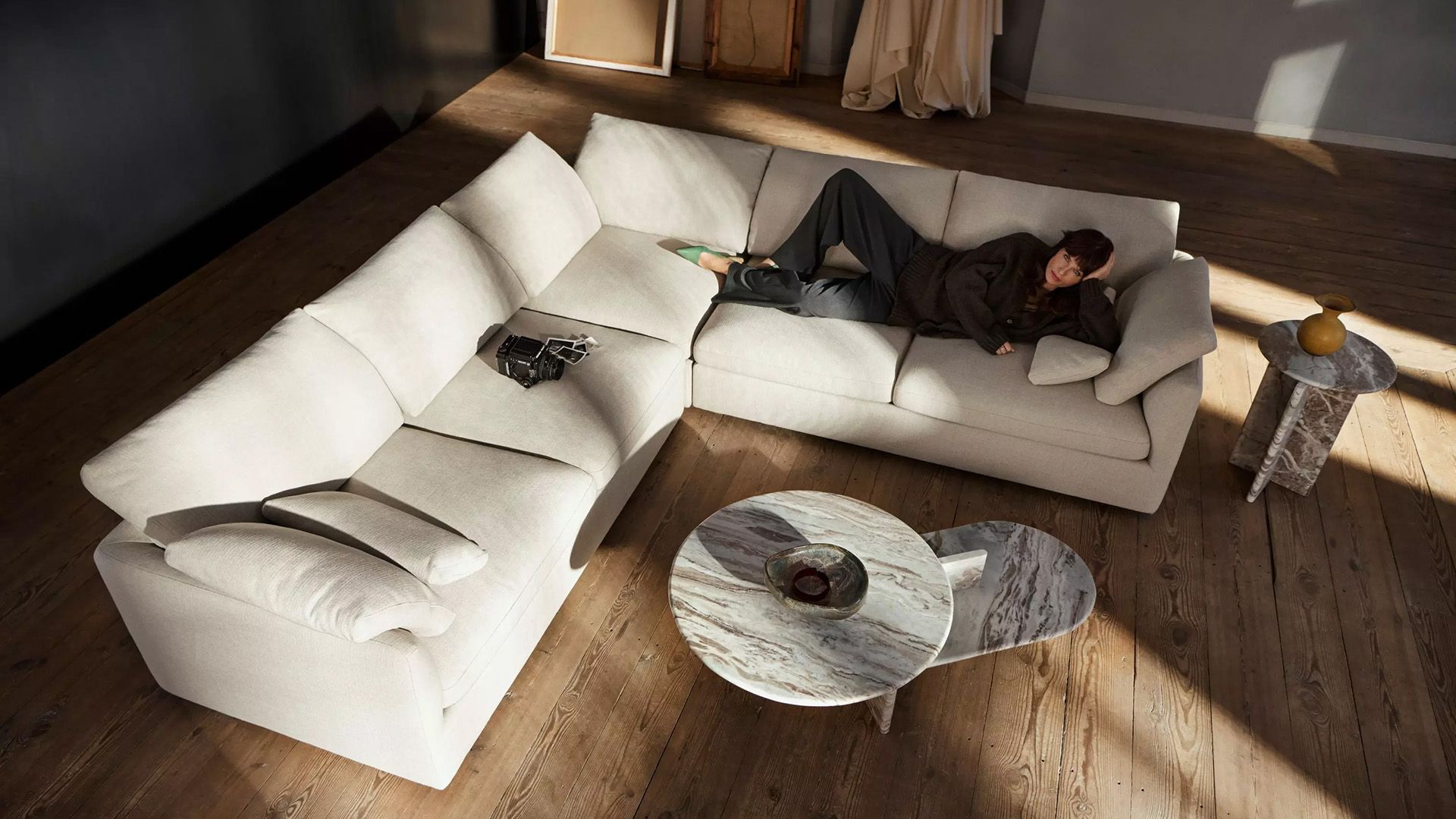 Угловой диван Milano - Frisco 2057 Ткань цвета кэмел с функцией акваклин  -  Под заказ в интерьере