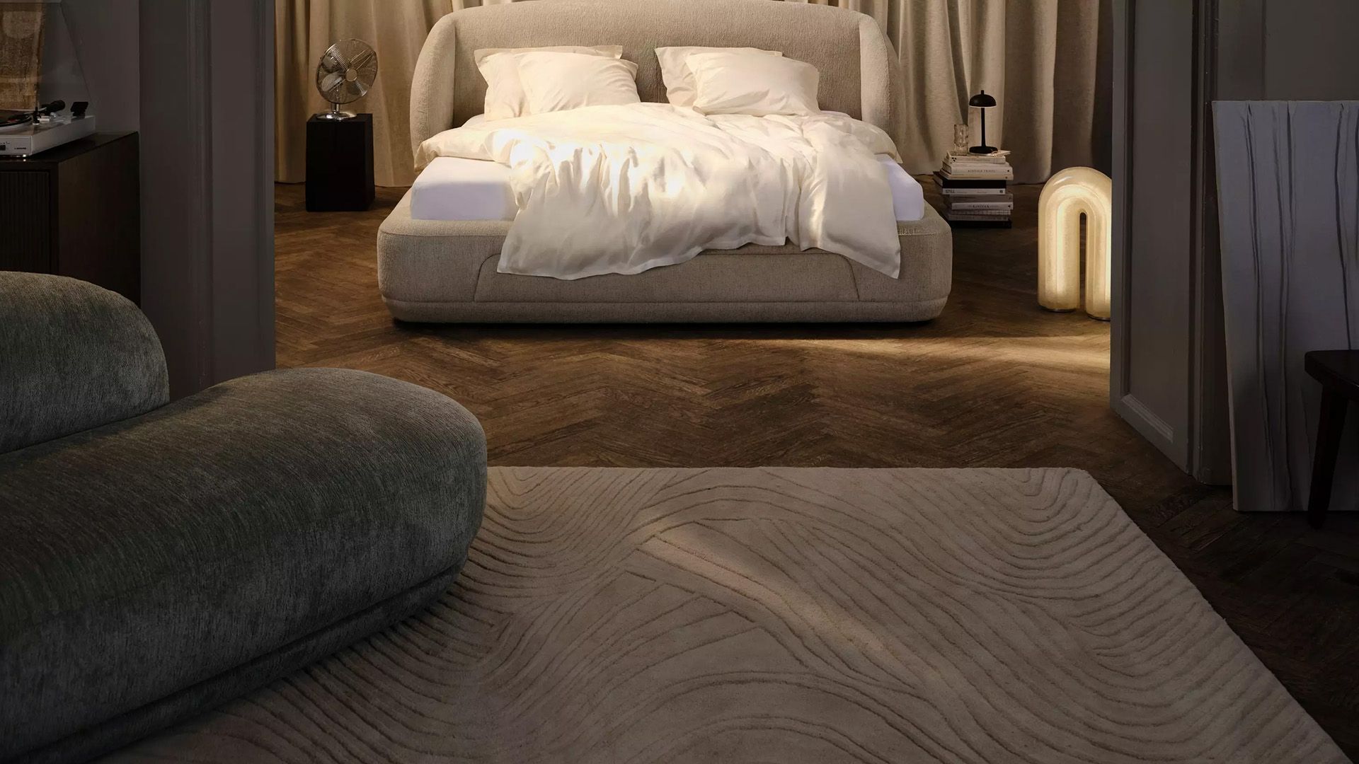 Кровать Bolzano -  Ravello 3225 Ткань  темно-синего цвета -  Под заказ в интерьере